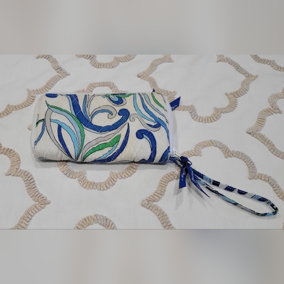 Vera Bradley Mediterranean White Paisley Pattern - Picture 1 of 5